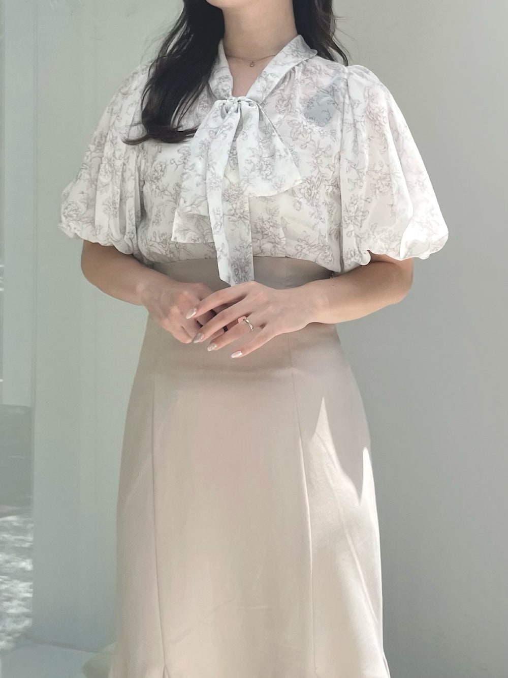 ベージュ系のシャツ/ブラウス、ベージュ系のスカート、ブラウン系のサンダルを着用したレディースの夏コーディネートの4枚目の写真