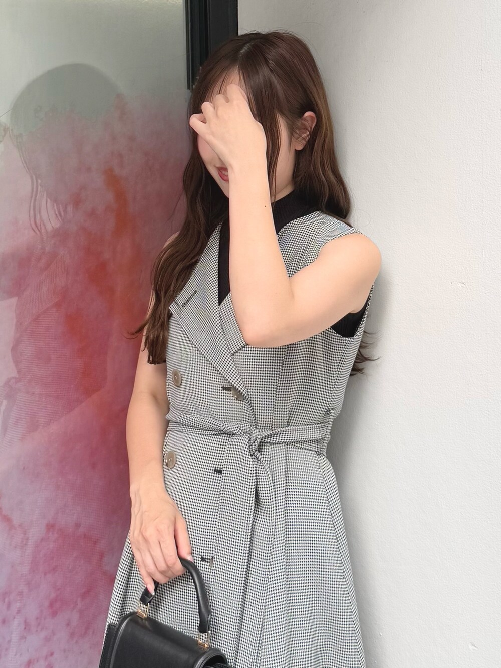ブラック系のブーツ、ブラック系のハンドバッグ、ブラック系のニット/セーターを着用したレディースの夏コーディネートの7枚目の写真