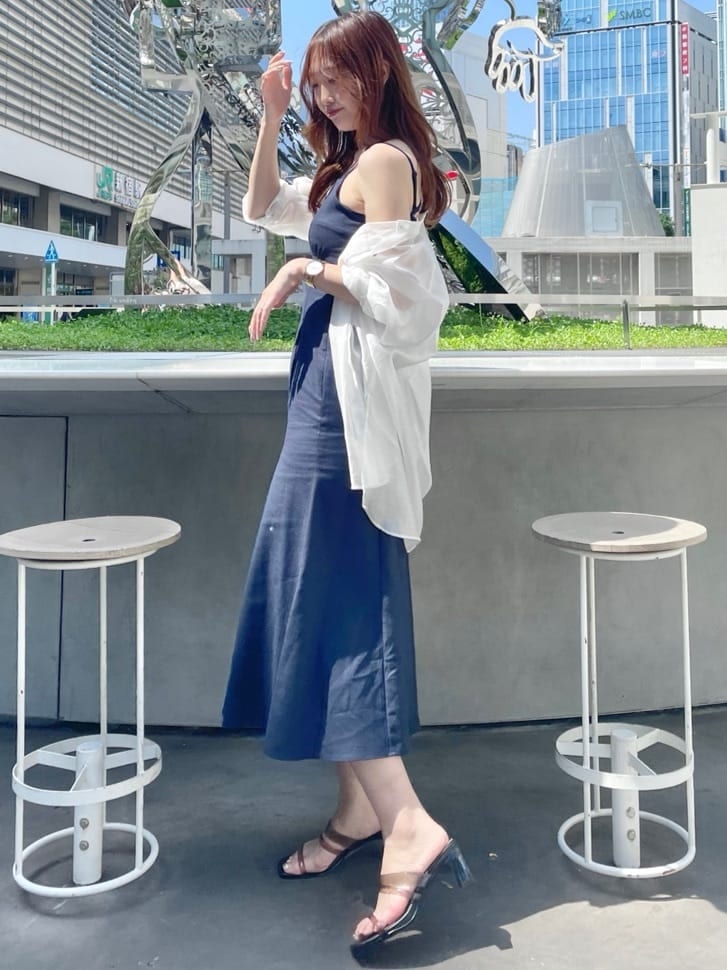 ブラック系のサンダル、ブルー系のワンピース、ホワイト系のシャツ/ブラウスを着用したレディースの夏コーディネートの2枚目の写真