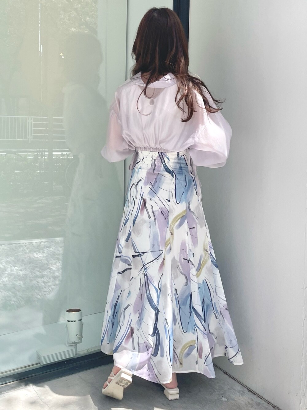 パープル系のシャツ/ブラウス、パープル系のスカート、ホワイト系のサンダルを着用したレディースの春コーディネートの4枚目の写真