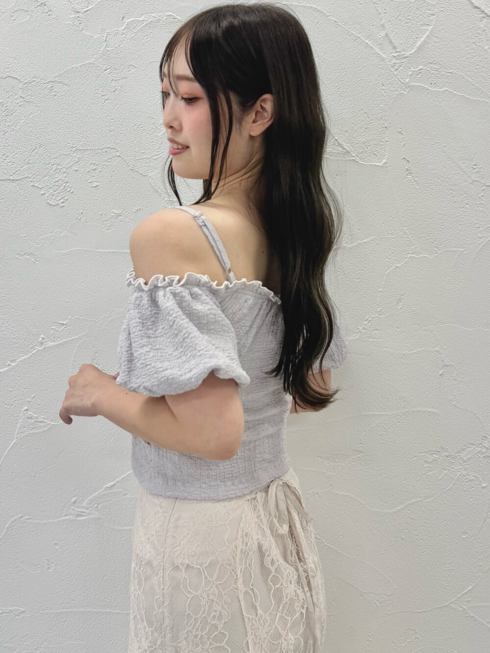 ホワイト系のスカート、ホワイト系のサンダル、パープル系のTシャツ/カットソーを着用したレディースの夏コーディネートの5枚目の写真