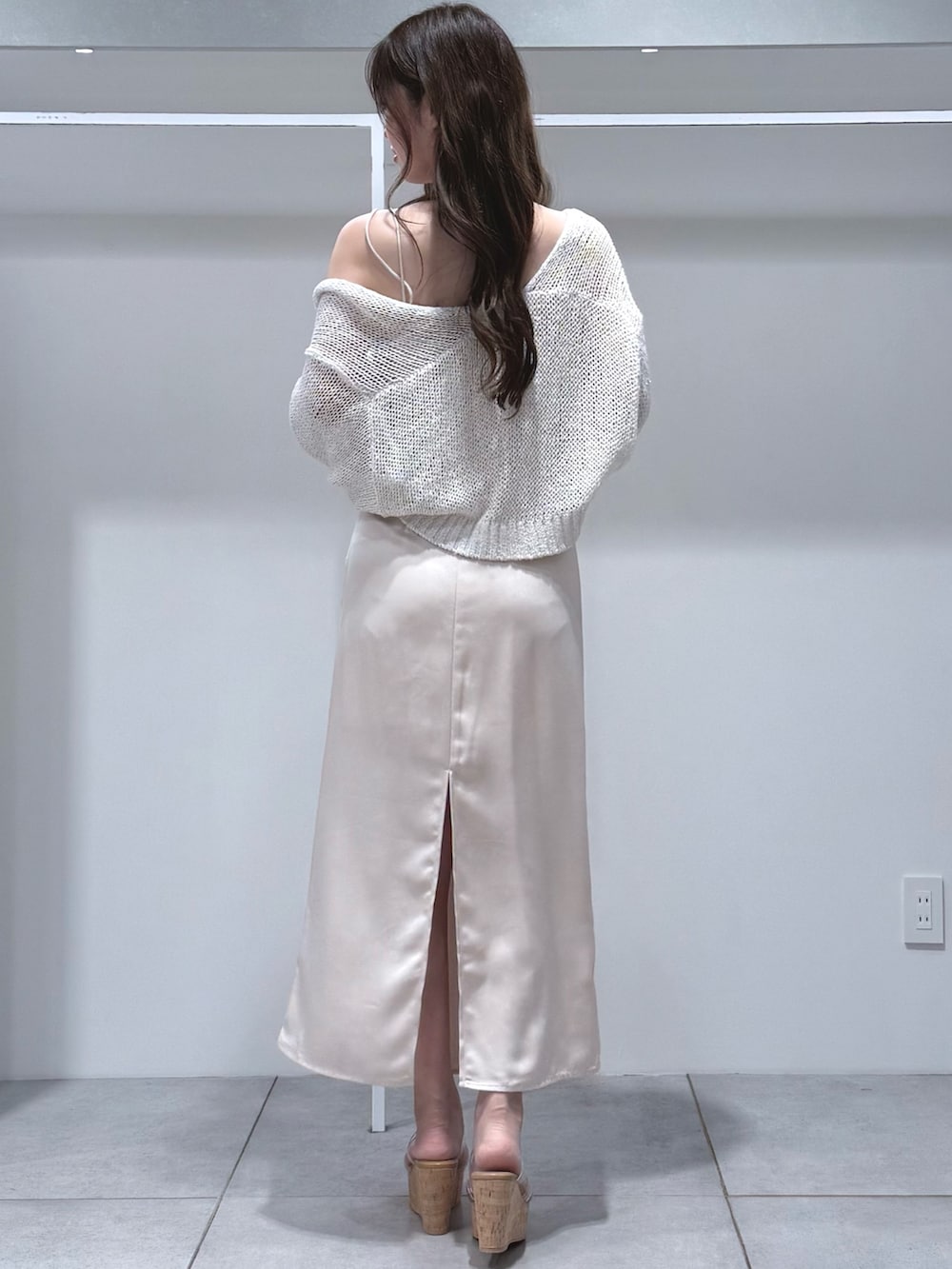 ホワイト系のカーディガン/ボレロ、ピンク系のワンピース、その他のサンダルを着用したレディースの夏コーディネートの4枚目の写真