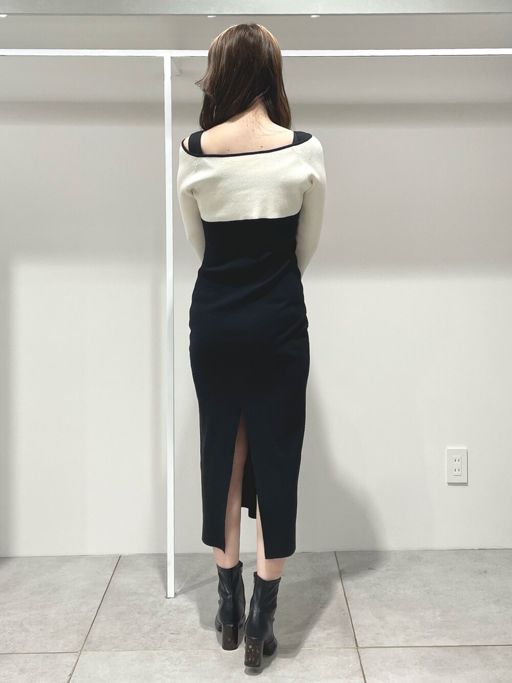 ブラック系のワンピース、ブラック系のブーツを着用したレディースの冬コーディネートの4枚目の写真