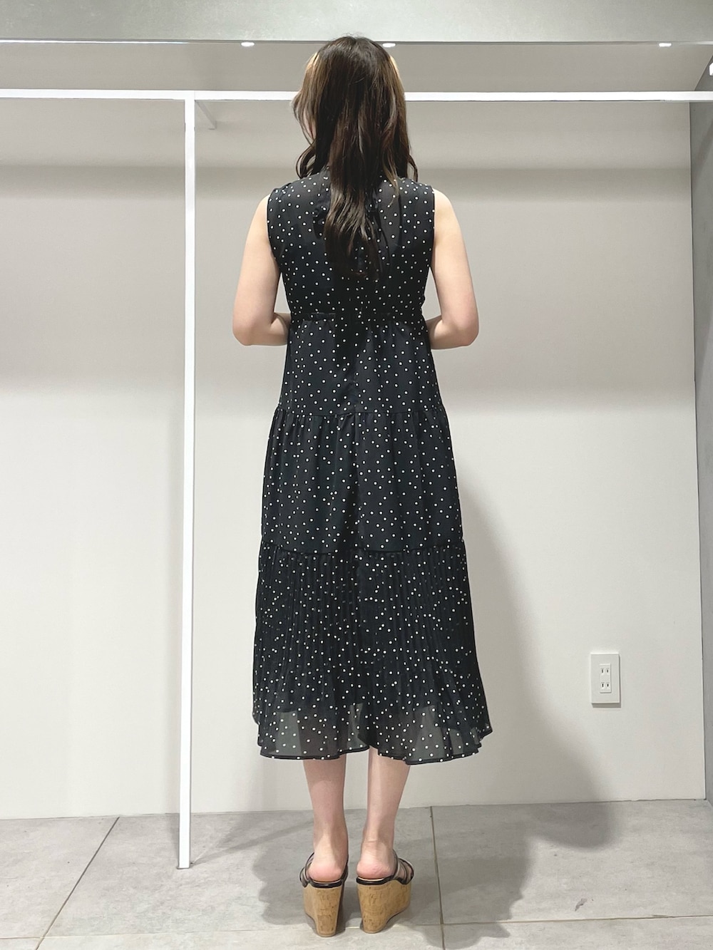 ブラック系のワンピース、ブラック系のサンダルを着用したレディースの夏コーディネートの3枚目の写真