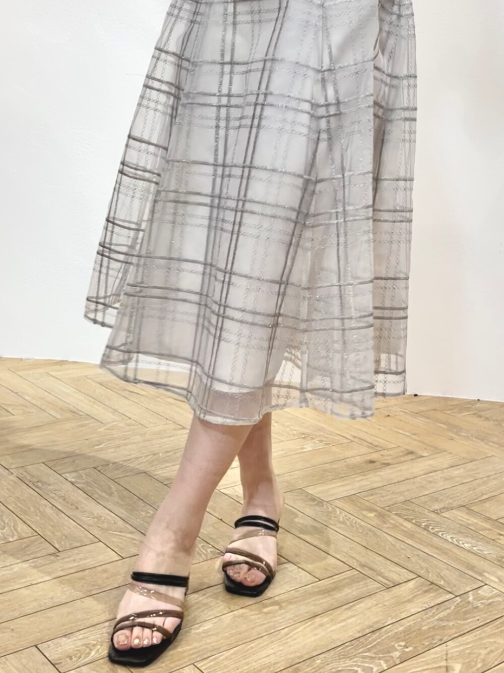 グリーン系のワンピース、ブラック系のサンダルを着用したレディースの春コーディネートの7枚目の写真