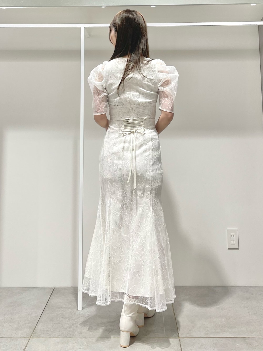 ホワイト系のシャツ/ブラウス、ホワイト系のスカート、ホワイト系のブーツを着用したレディースの冬コーディネートの4枚目の写真