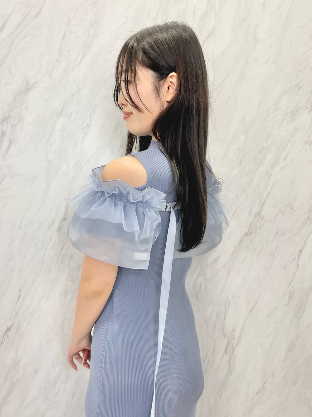 ブルー系のワンピース、ホワイト系のショルダーバッグ、ホワイト系のサンダルを着用したレディースの夏コーディネートの4枚目の写真