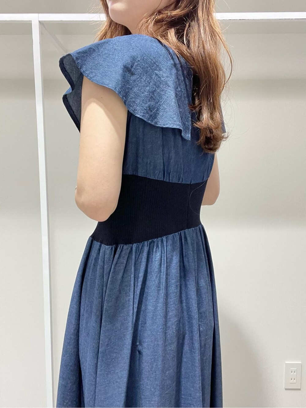 ベージュ系のサンダル、ベージュ系のトートバッグ、ブルー系のワンピースを着用したレディースの夏コーディネートの6枚目の写真