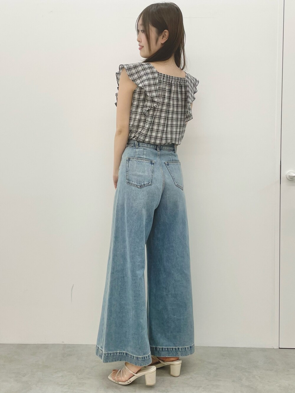 その他のシャツ/ブラウス、ブルー系のデニムパンツ、その他のサンダルを着用したレディースの春コーディネートの3枚目の写真