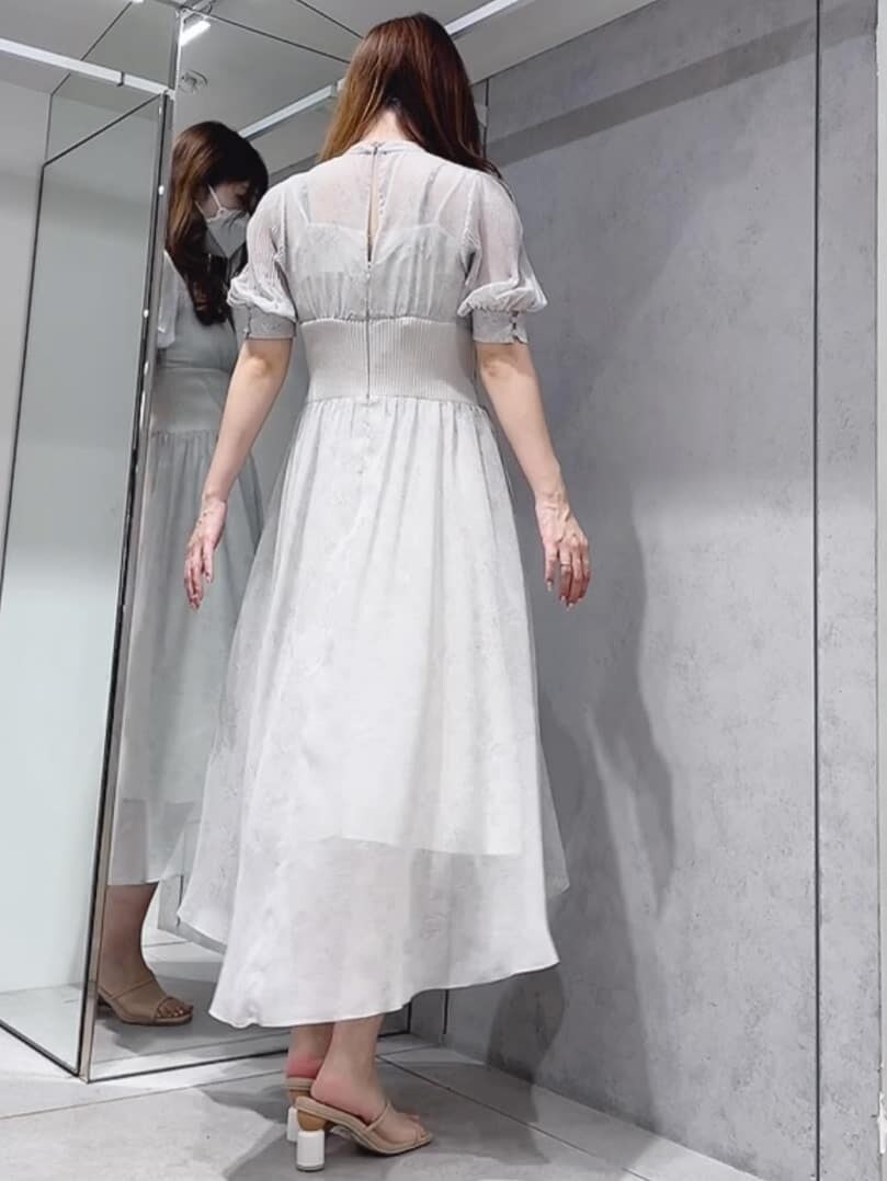 ホワイト系のワンピース、ベージュ系のサンダルを着用したレディースの夏コーディネートの2枚目の写真