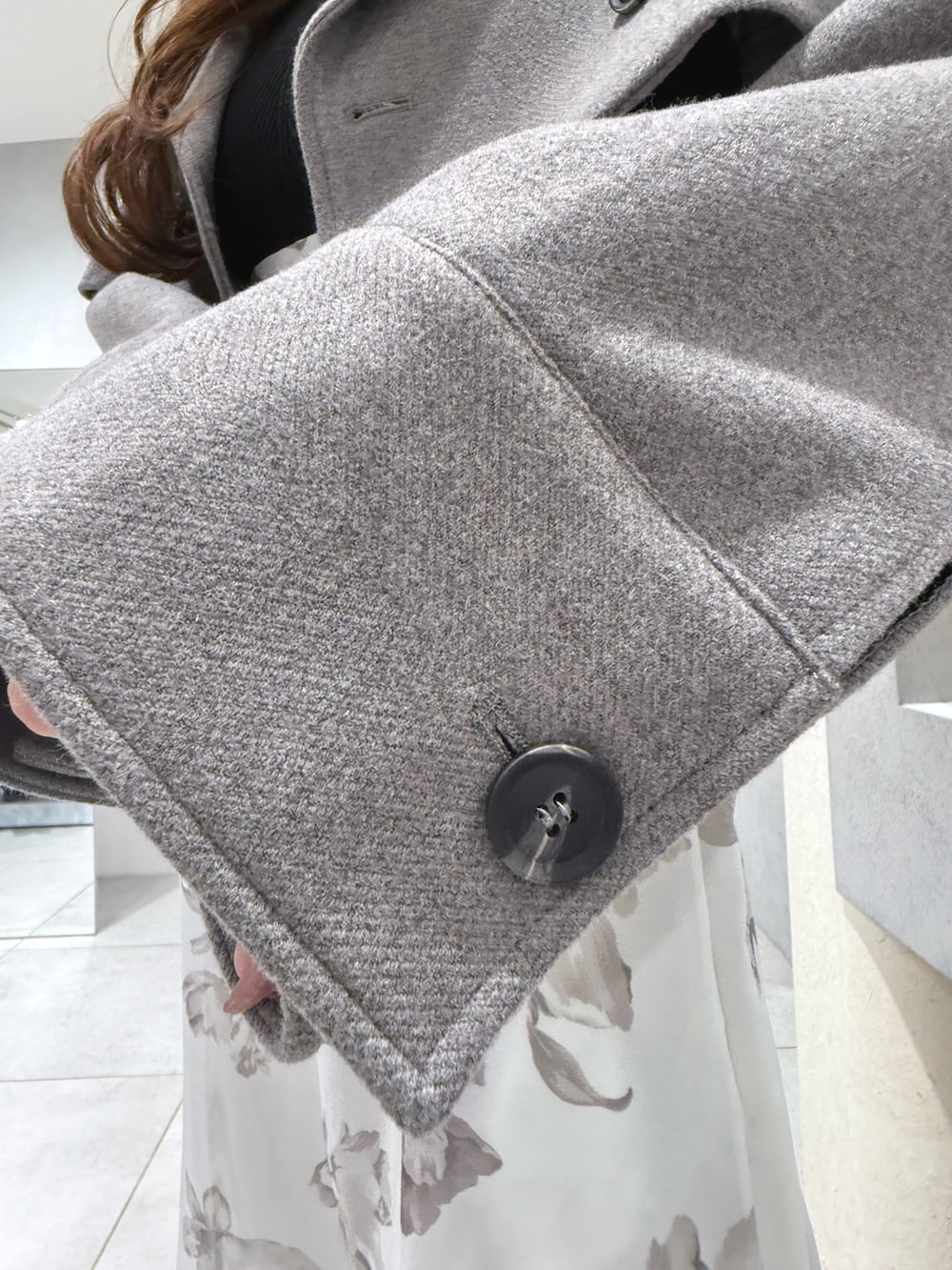 グレー系のその他アウター、ブラック系のワンピース、ブラック系のハンドバッグを着用したレディースの秋コーディネートの7枚目の写真