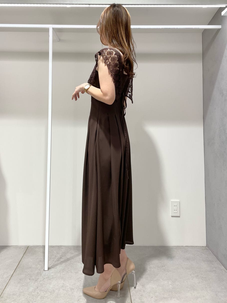 ブラウン系のワンピースを着用したレディースの春コーディネートの2枚目の写真