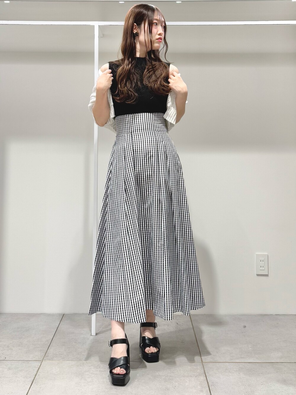 ブラック系のサンダル、その他のスカート、ブラック系のニット/セーターを着用したレディースの春コーディネートの3枚目の写真