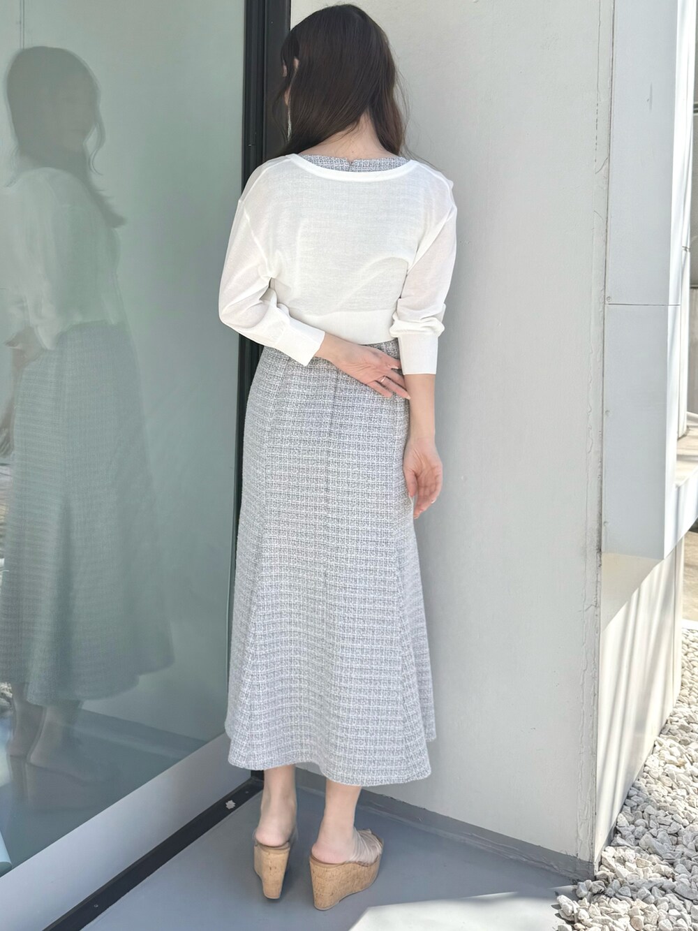 グレー系のワンピース、ホワイト系のカーディガン/ボレロ、その他のサンダルを着用したレディースの春コーディネートの4枚目の写真