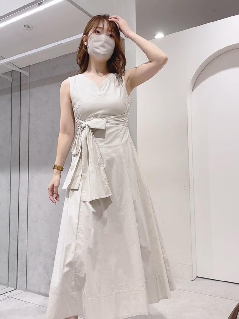 ブラウン系のシャツ/ブラウス、ホワイト系のワンピースを着用したレディースの夏コーディネートの5枚目の写真