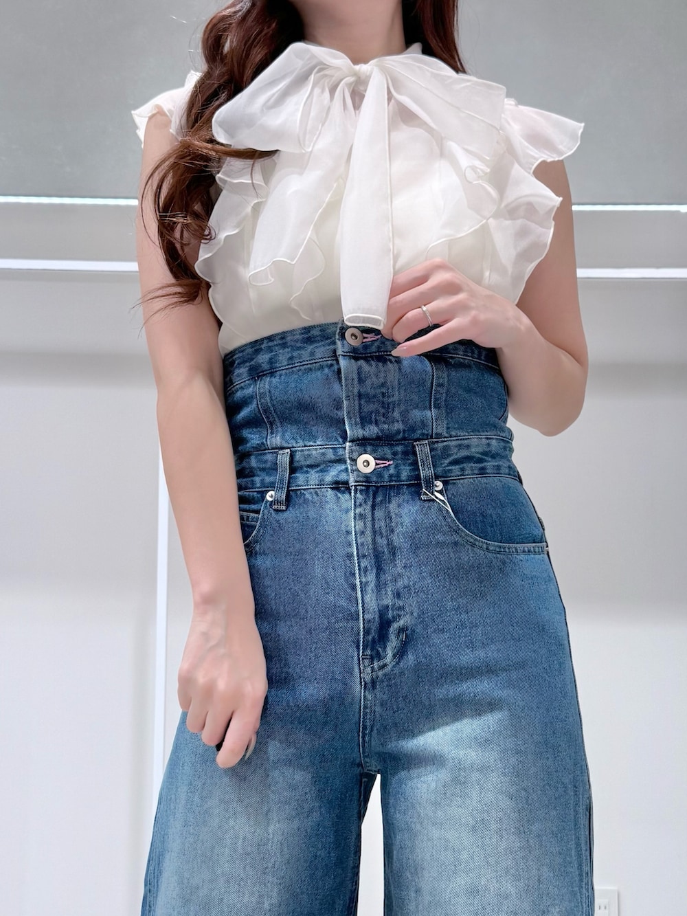 ブルー系のその他パンツ、ホワイト系のシャツ/ブラウス、ホワイト系のパンプスを着用したレディースの春コーディネートの4枚目の写真