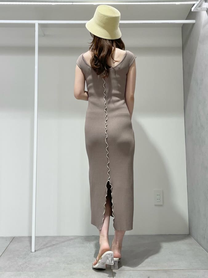 ベージュ系のワンピース、ベージュ系のシャツ/ブラウス、ベージュ系のサンダルを着用したレディースの春コーディネートの6枚目の写真