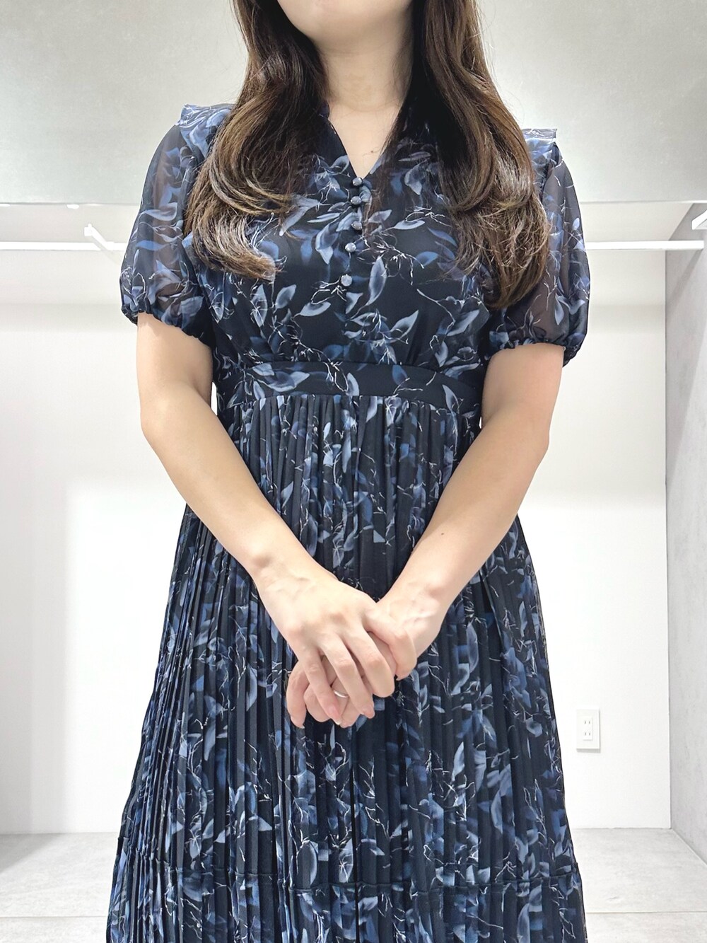 ブルー系のワンピース、ブラック系のショルダーバッグ、ブラック系のサンダルを着用したレディースの夏コーディネートの5枚目の写真