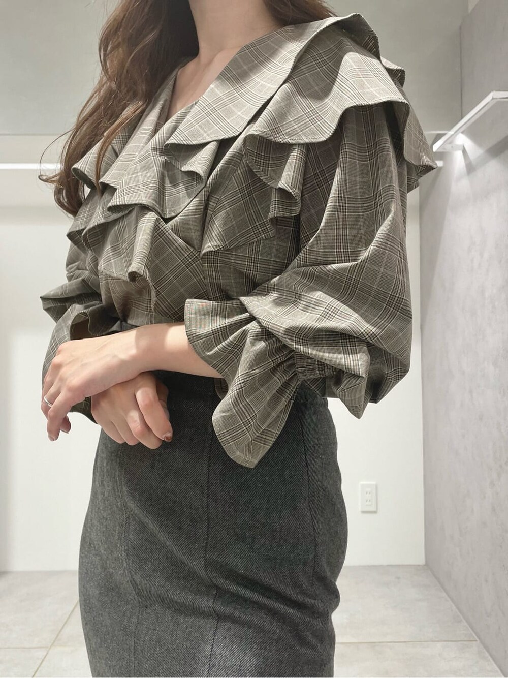 ブラック系のブーツ、その他のシャツ/ブラウス、その他のシャツ/ブラウスを着用したレディースの秋コーディネートの4枚目の写真