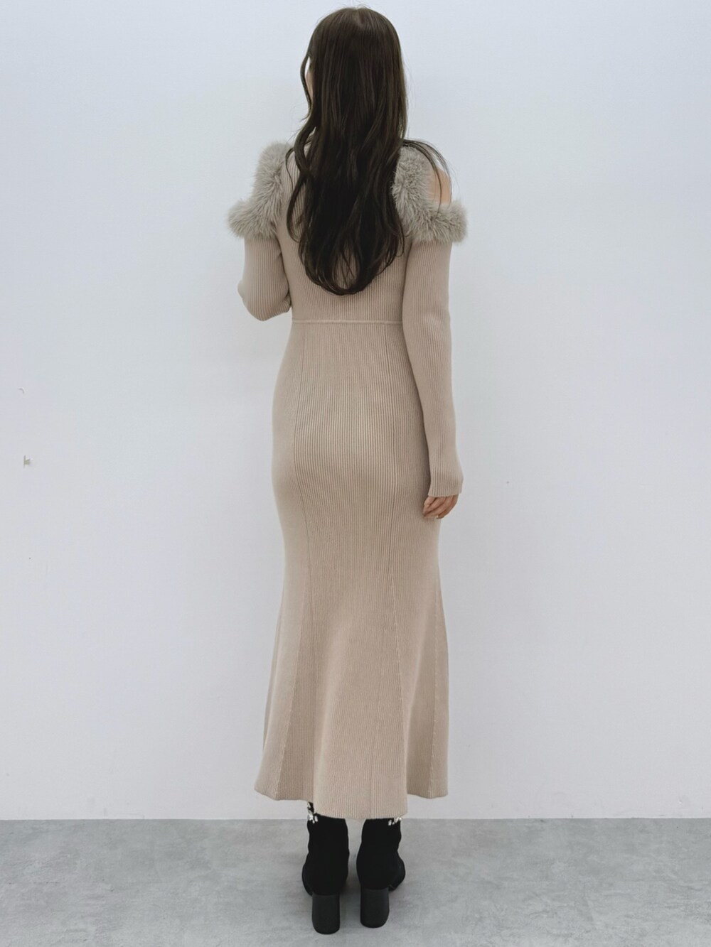 ベージュ系のワンピース、ブラック系のブーツを着用したレディースの秋コーディネートの4枚目の写真