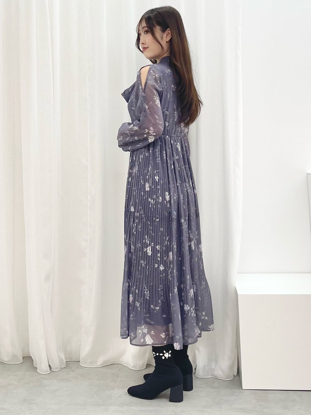 グレー系のワンピース、ブラック系のブーツ、グレー系のテーラードジャケットを着用したレディースの秋コーディネートの7枚目の写真