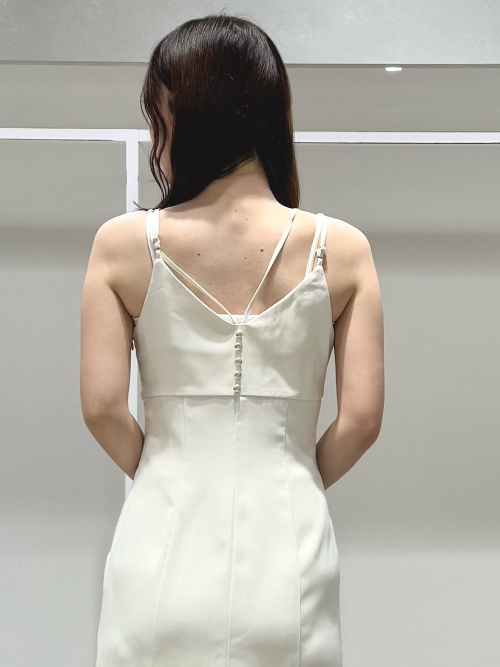 ホワイト系のワンピース、ベージュ系のサンダルを着用したレディースの春コーディネートの6枚目の写真