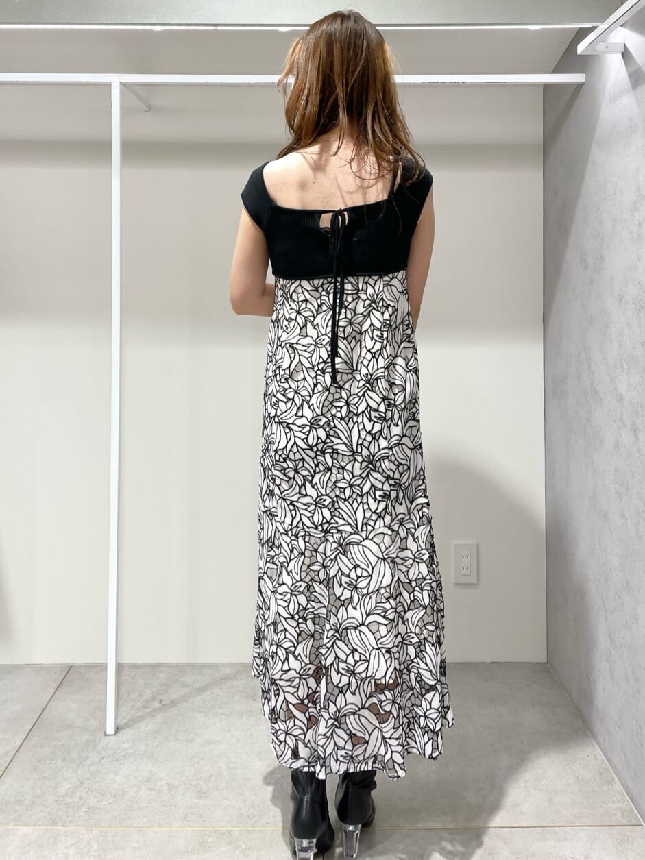 ブラック系のその他シューズ、ブラック系のワンピースを着用したレディースの春コーディネートの3枚目の写真