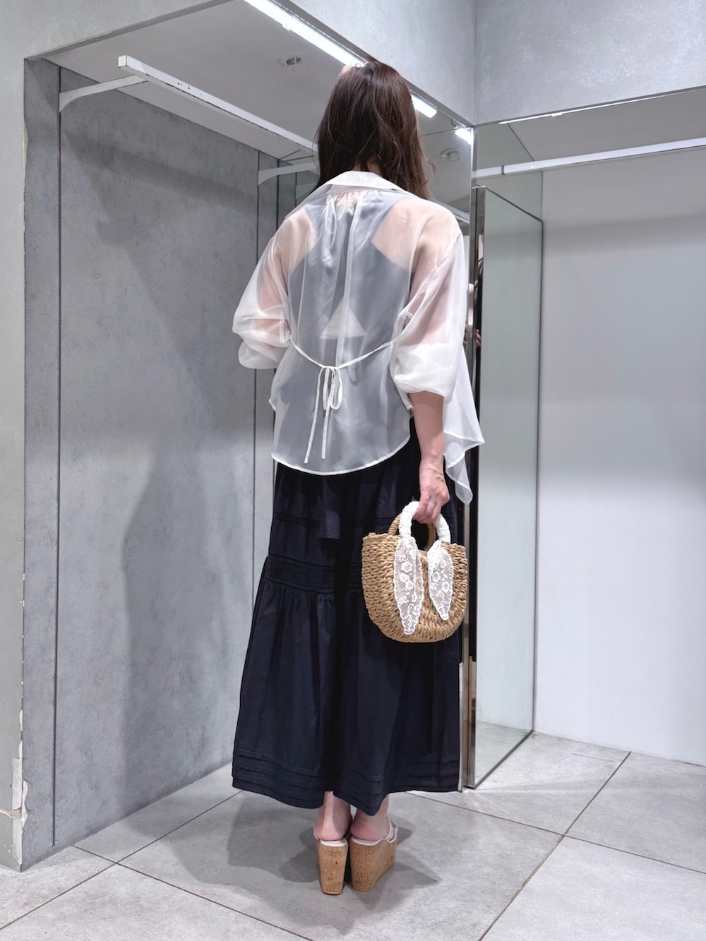 ホワイト系のシャツ/ブラウス、ブルー系のワンピース、その他のサンダルを着用したレディースの夏コーディネートの4枚目の写真