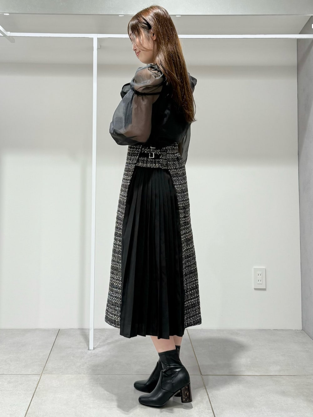 ブラック系のテーラードジャケット、ブラック系のスカート、ブラック系のシャツ/ブラウスを着用したレディースの秋コーディネートの7枚目の写真