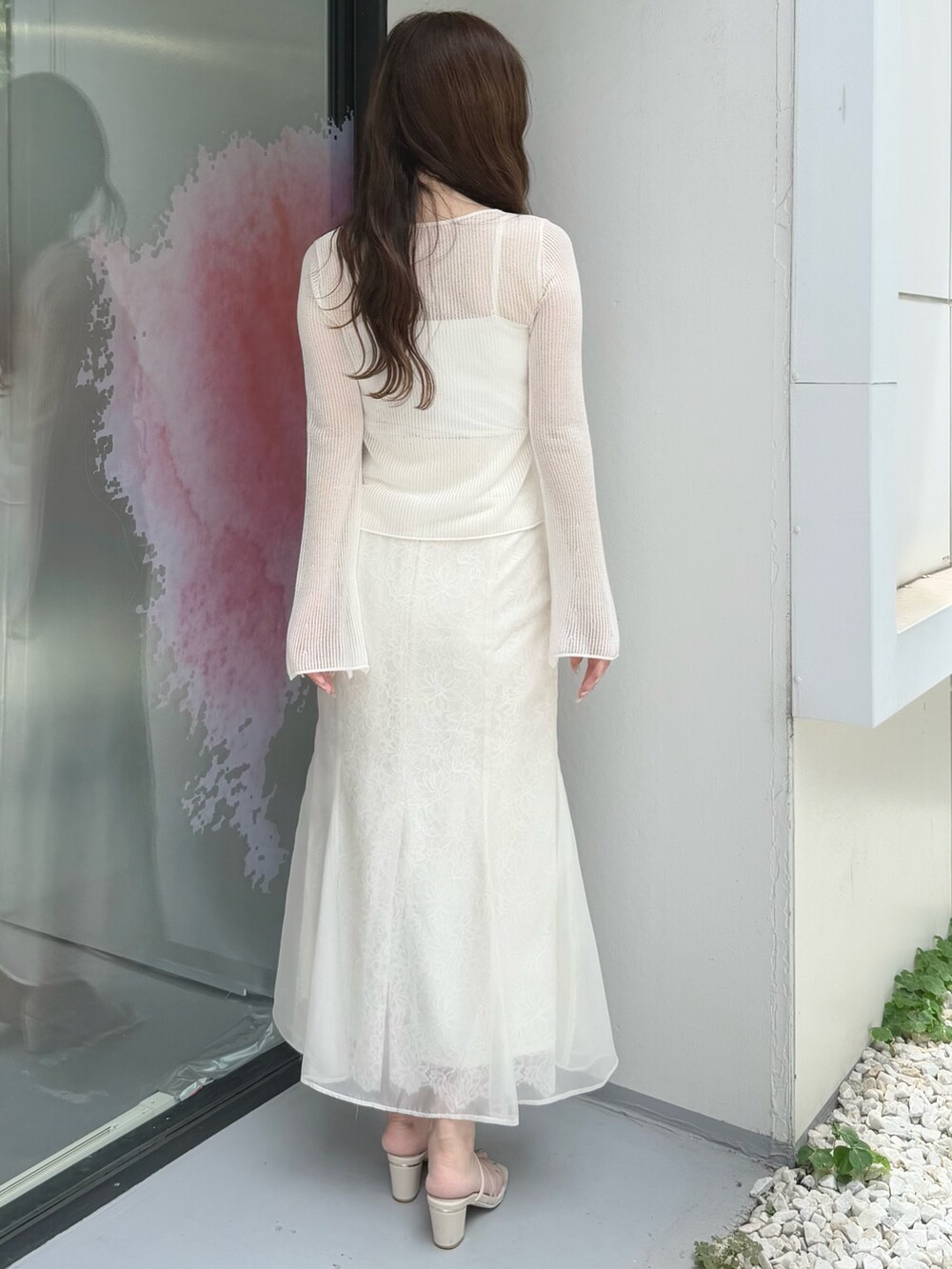 ホワイト系のスカート、ホワイト系のカーディガン/ボレロを着用したレディースの夏コーディネートの5枚目の写真