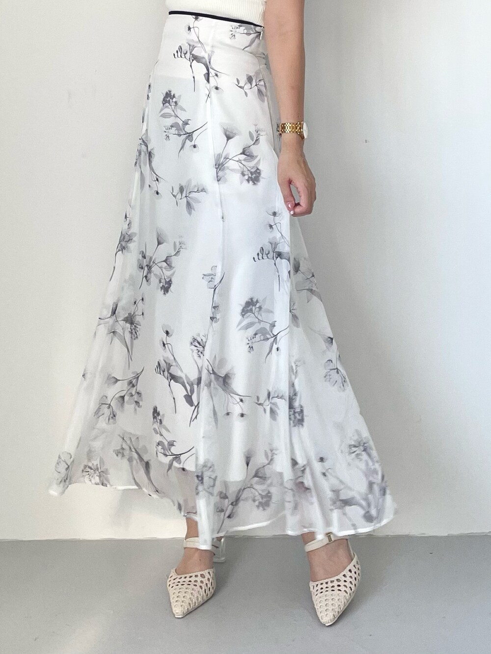 ホワイト系のスカート、パープル系のトレンチコート、ホワイト系のニット/セーターを着用したレディースの冬コーディネートの10枚目の写真