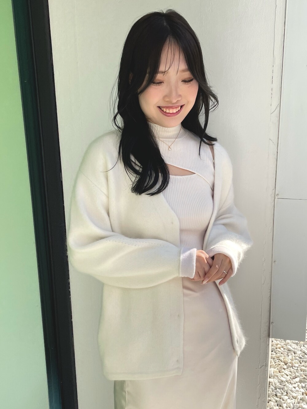 ホワイト系のカーディガン/ボレロ、ホワイト系のニット/セーター、ホワイト系のスカートを着用したレディースの冬コーディネートの4枚目の写真