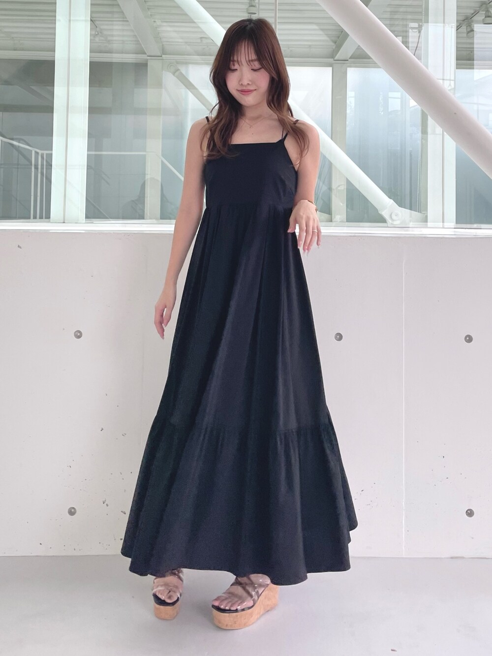 ブラック系のワンピース、ブラック系のサンダル、ブラック系のチューブトップを着用したレディースの春コーディネートの4枚目の写真