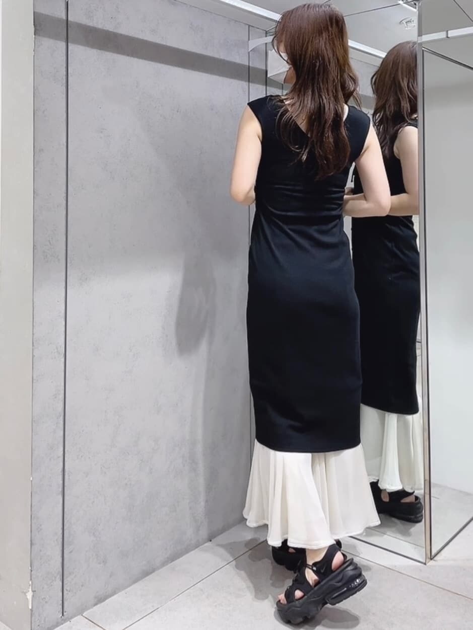 ブラック系のワンピース、ホワイト系のスカートを着用したレディースの夏コーディネートの3枚目の写真