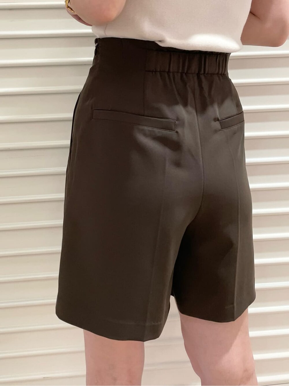 ホワイト系のニット/セーター、ブラウン系のサンダル、ブラウン系のその他パンツを着用したレディースの春コーディネートの5枚目の写真