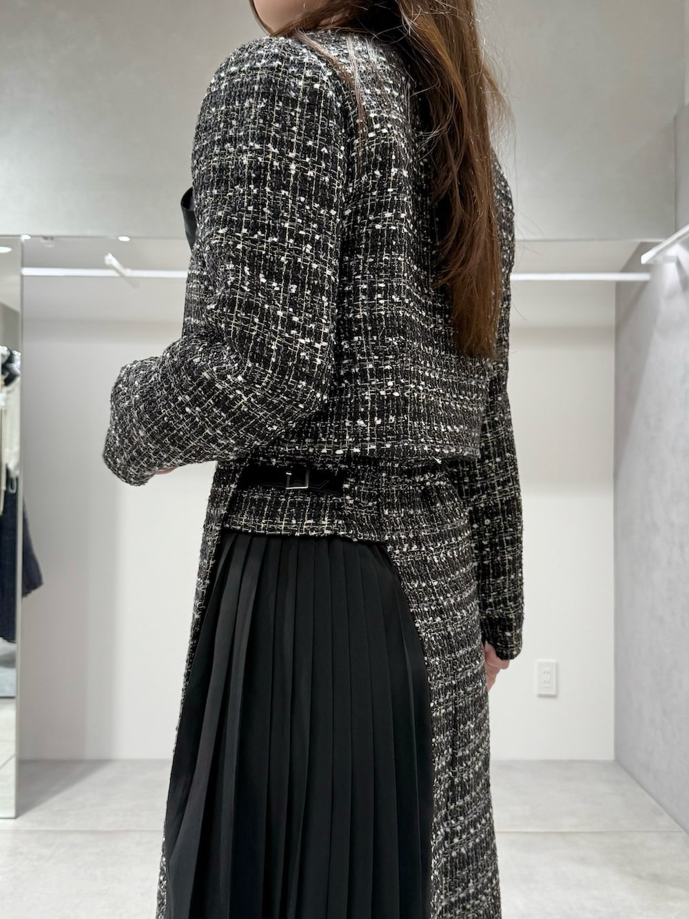 ブラック系のテーラードジャケット、ブラック系のスカート、ブラック系のシャツ/ブラウスを着用したレディースの秋コーディネートの5枚目の写真