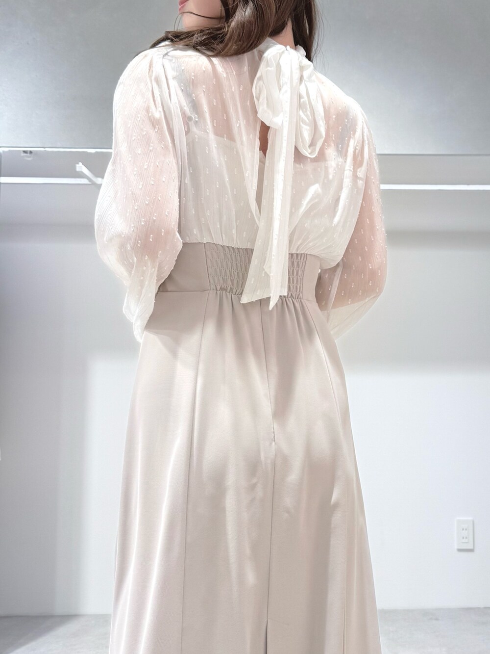 ホワイト系のワンピース、ホワイト系のブーツを着用したレディースの冬コーディネートの6枚目の写真