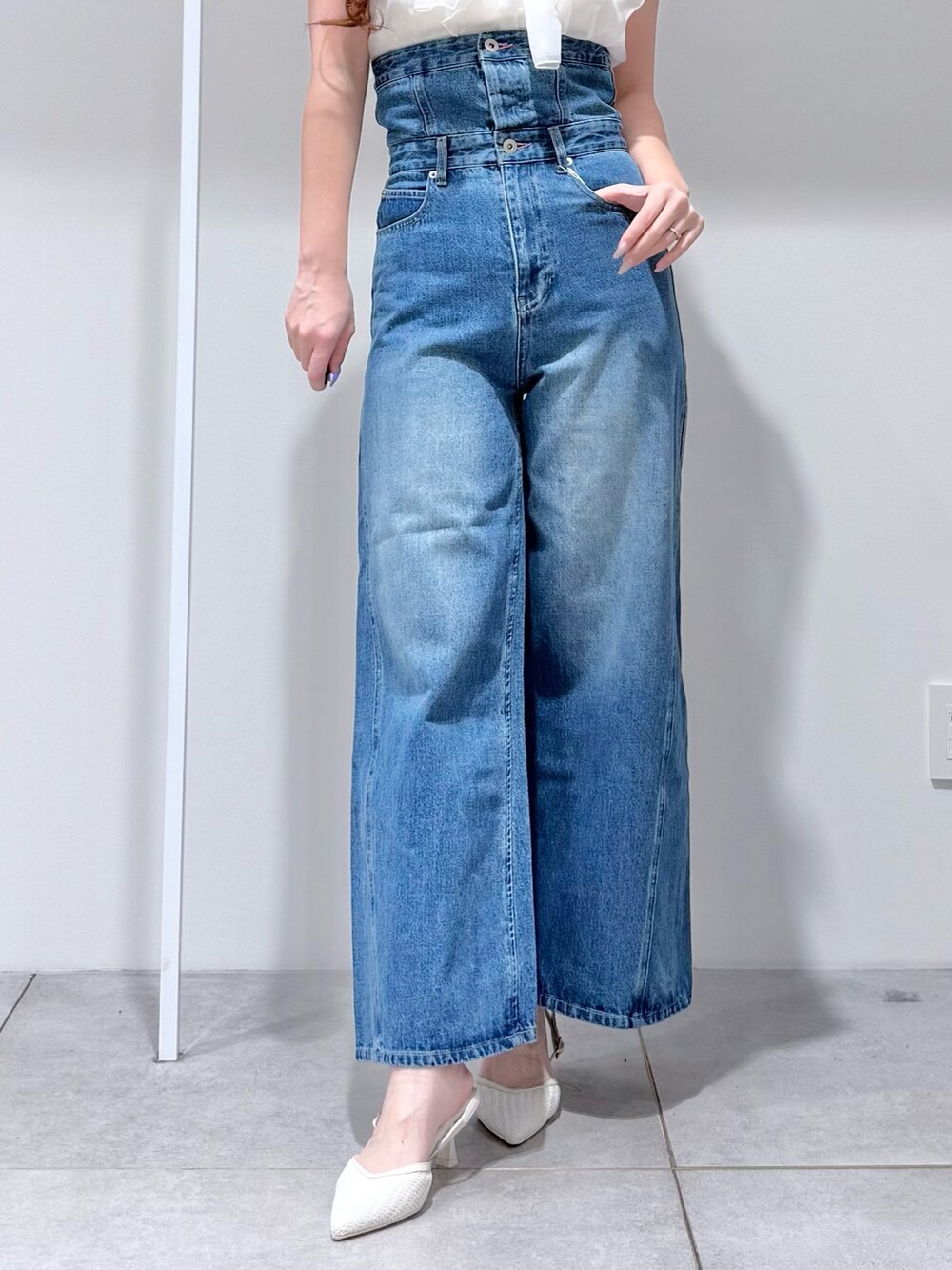 ブルー系のその他パンツ、ホワイト系のシャツ/ブラウス、ホワイト系のパンプスを着用したレディースの春コーディネートの7枚目の写真