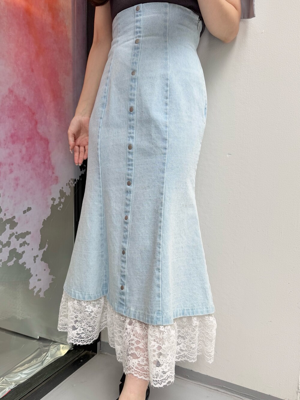 ブルー系のスカート、グレー系のニット/セーター、ブラック系のサンダルを着用したレディースの夏コーディネートの8枚目の写真