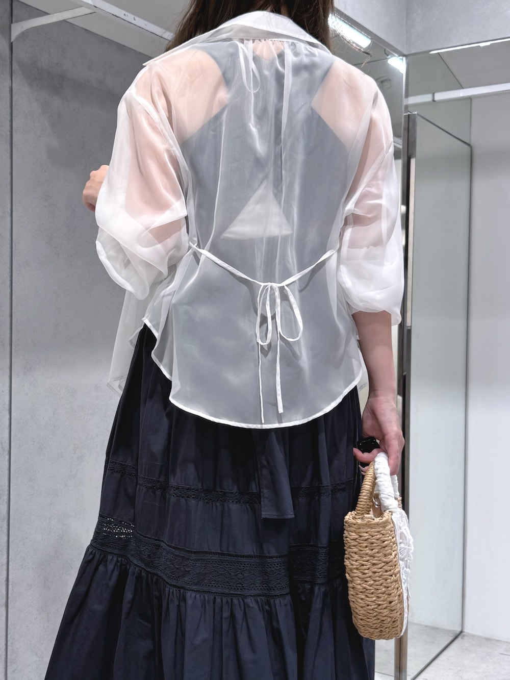 ホワイト系のシャツ/ブラウス、ブルー系のワンピース、その他のサンダルを着用したレディースの夏コーディネートの7枚目の写真