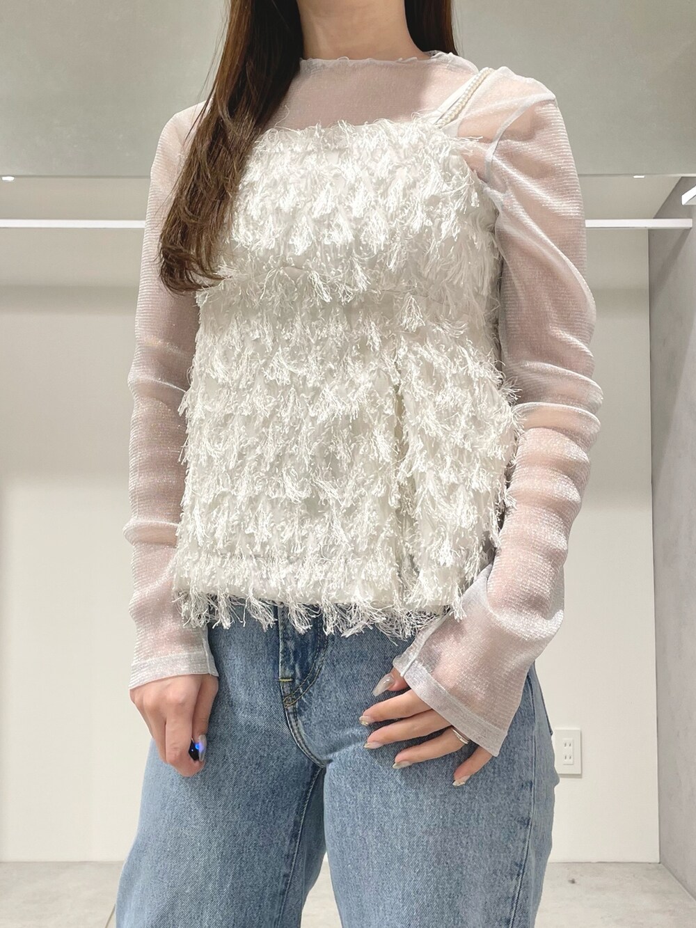 その他のサンダル、シルバー系のTシャツ/カットソー、ホワイト系のキャミソールを着用したレディースの春コーディネートの5枚目の写真