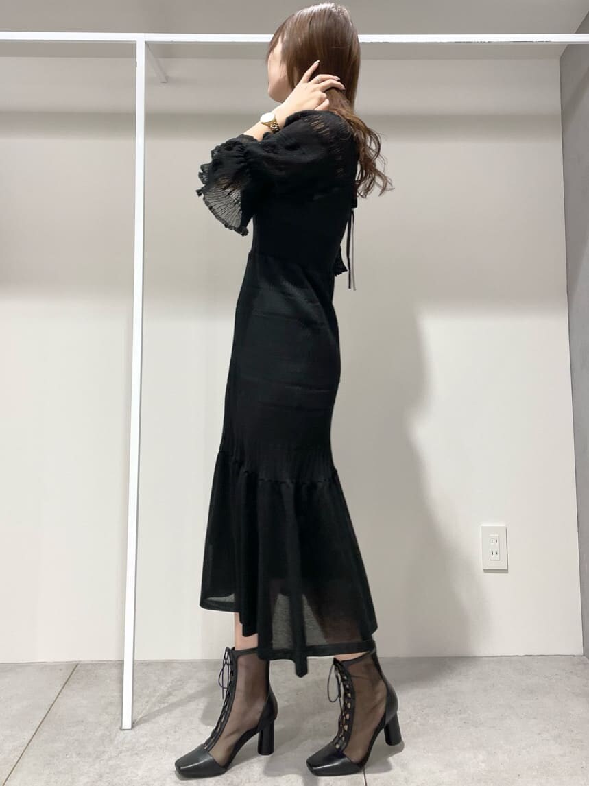 ブラック系のその他シューズ、ブラック系のワンピースを着用したレディースの春コーディネートの2枚目の写真