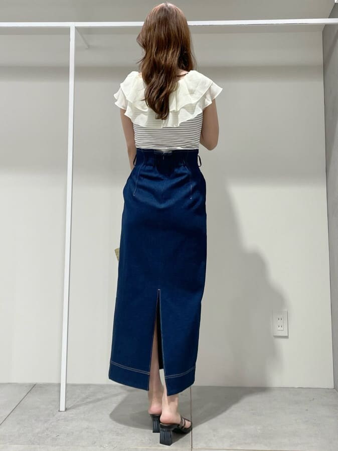 ブラック系のサンダル、ブラック系のトートバッグ、ブルー系のスカートを着用したレディースの夏コーディネートの3枚目の写真