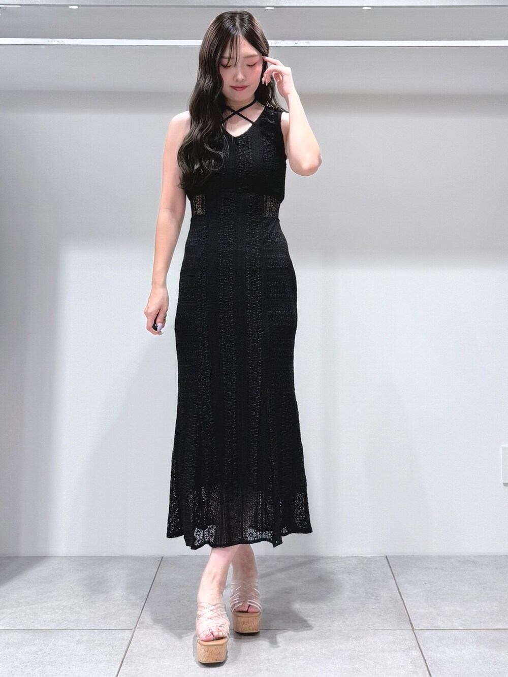 ブラック系のワンピース、その他のサンダルを着用したレディースの夏コーディネートの2枚目の写真