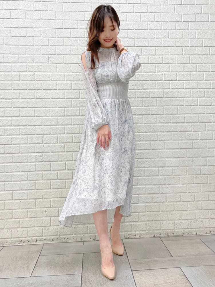 ベージュ系のパンプス、ホワイト系のワンピースを着用したレディースの冬コーディネートの2枚目の写真