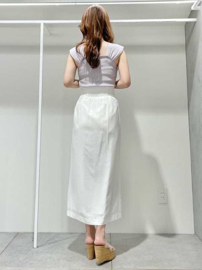 その他のサンダル、ホワイト系のスカート、パープル系のニット/セーターを着用したレディースの夏コーディネートの4枚目の写真