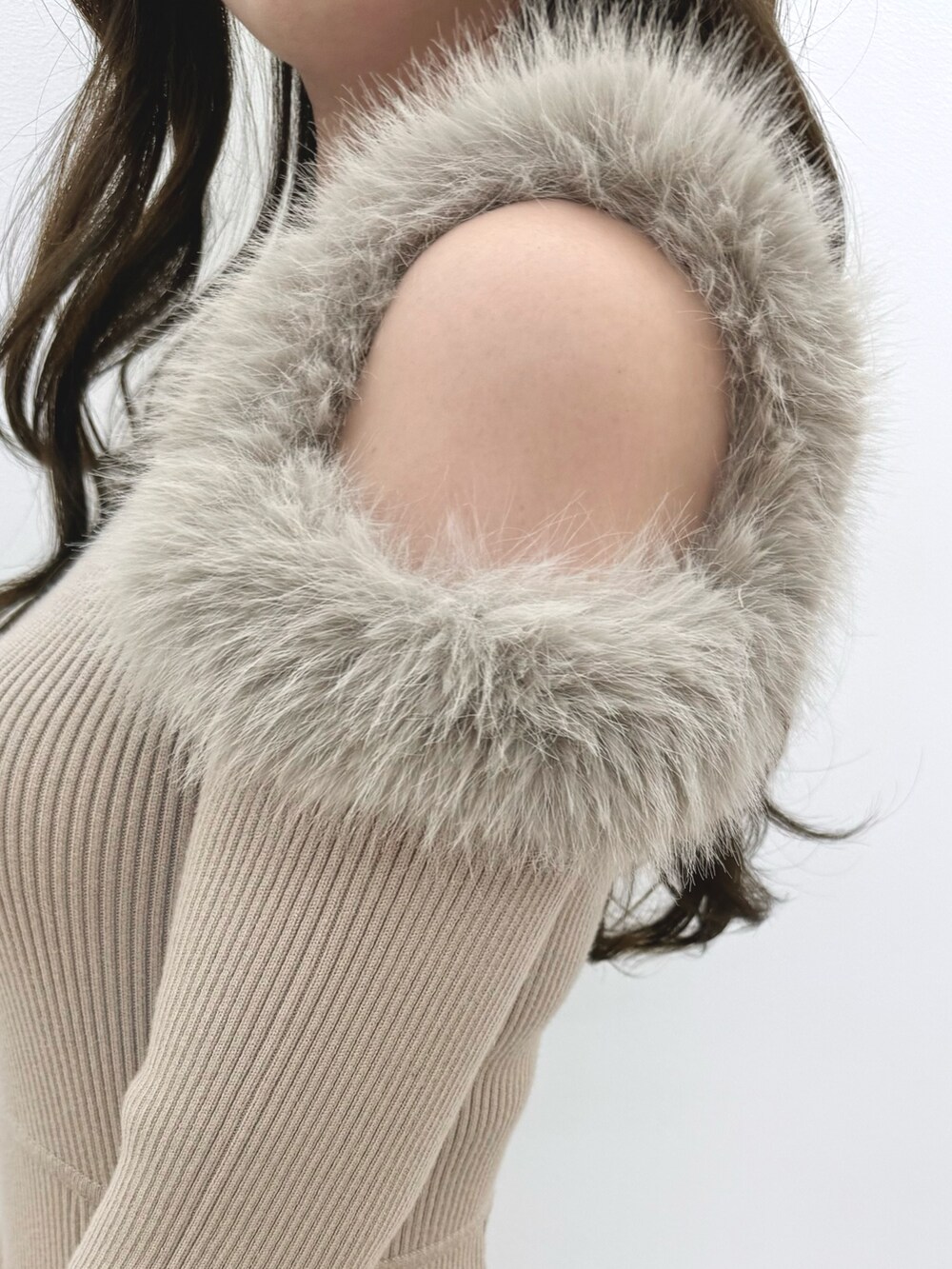 ベージュ系のワンピース、ブラック系のブーツを着用したレディースの秋コーディネートの7枚目の写真