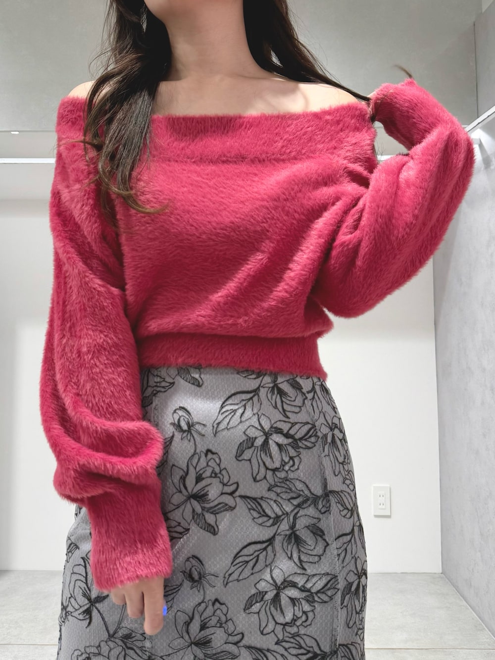 レッド系のニット/セーター、グレー系のハンドバッグ、グレー系のスカートを着用したレディースの秋コーディネートの5枚目の写真