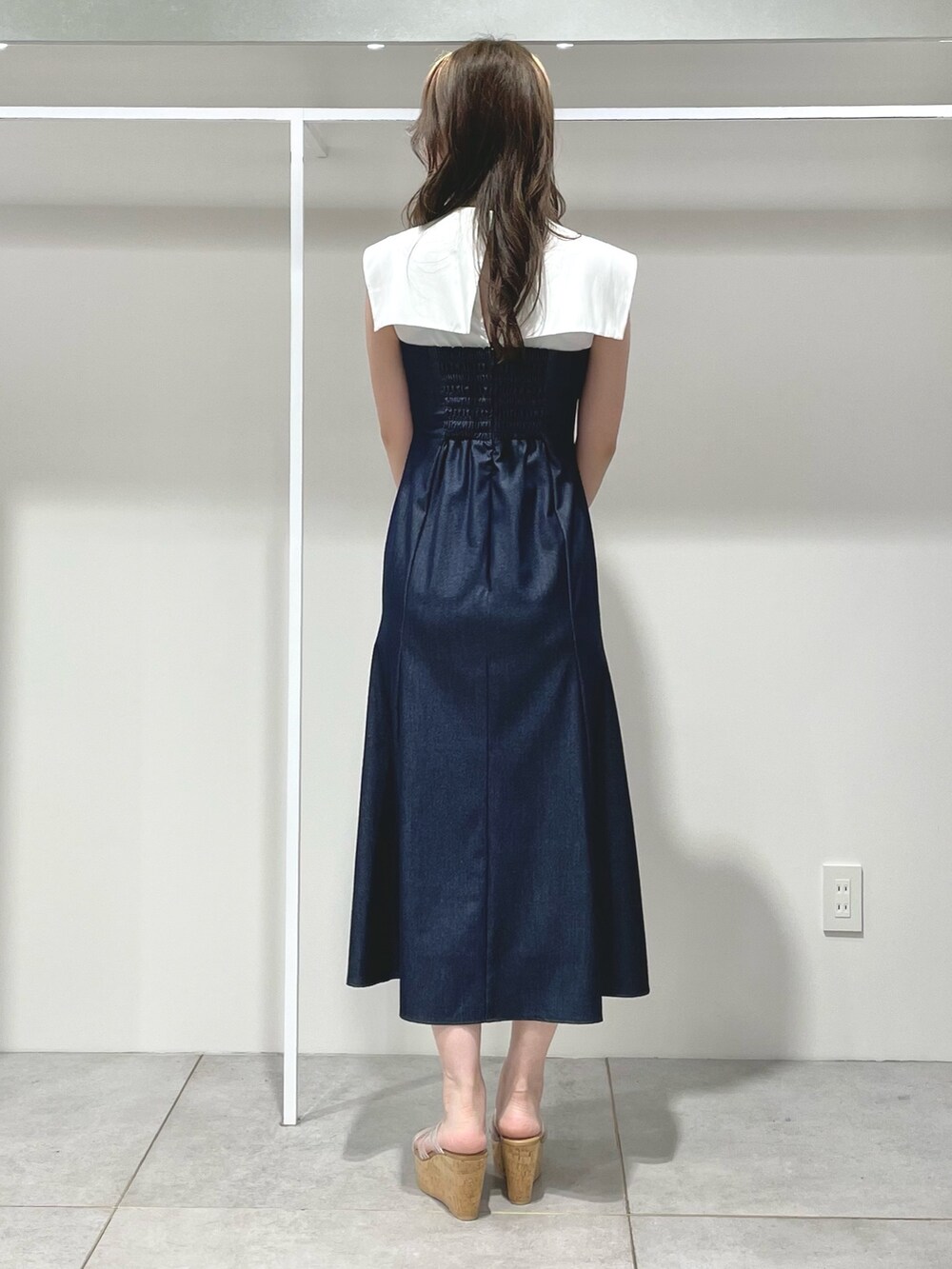 ホワイト系のボストンバッグ、ブルー系のワンピース、その他のサンダルを着用したレディースの春コーディネートの3枚目の写真