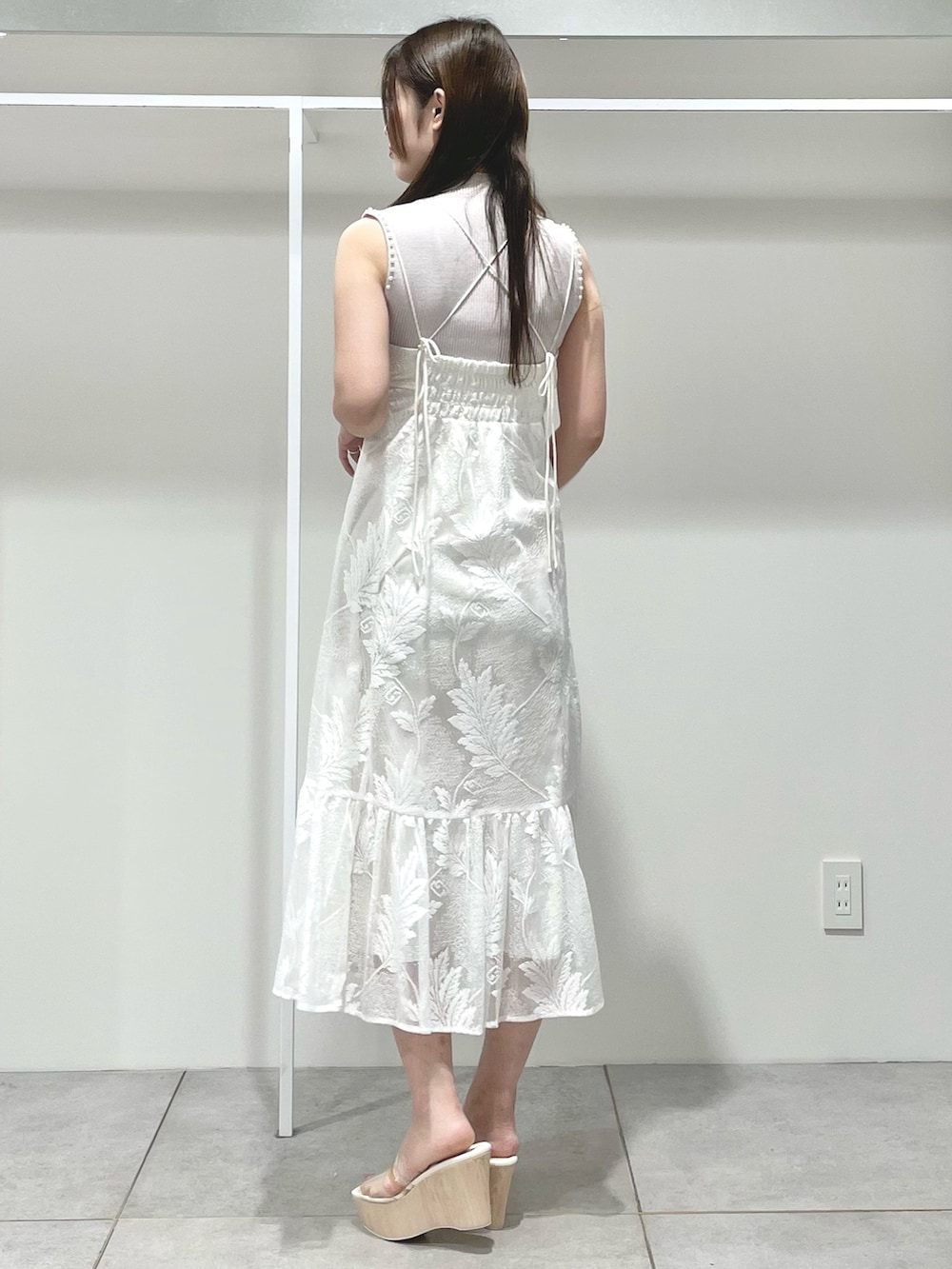 ホワイト系のワンピース、ピンク系のニット/セーター、その他のサンダルを着用したレディースの春コーディネートの3枚目の写真